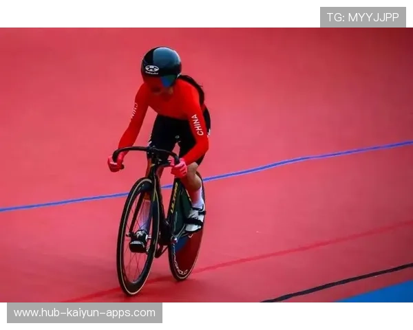 公路自行车冲刺手全力甩开竞争者：速度、信念与装备的全景呈现